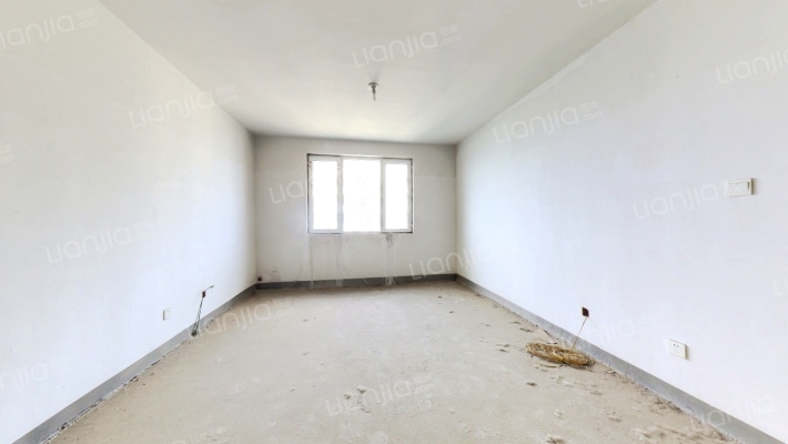 满二，三居室，集中供暖，采光好，优质房源！-客厅