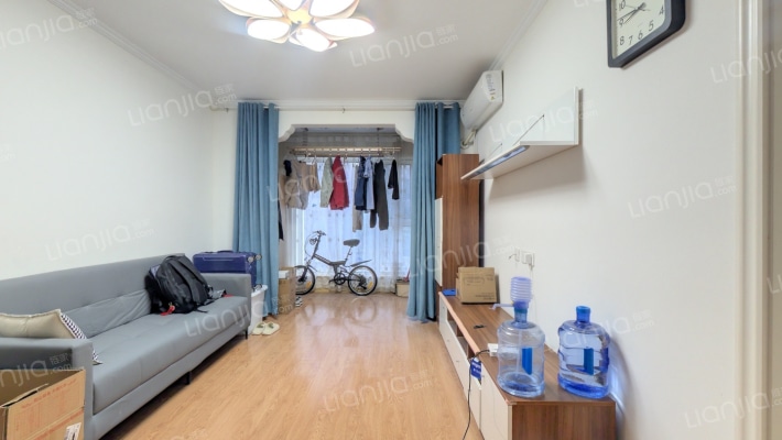 精装两居  南向的户型，精装满二-客厅