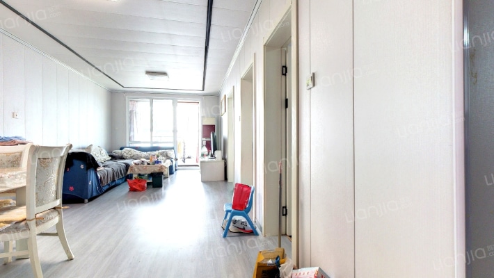 业主诚心出售，位置优越，采光充足。-客厅