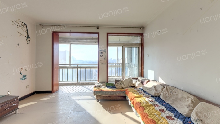 此房南北通透户型，落地窗阳台设计 ，采光视野都很好-客厅