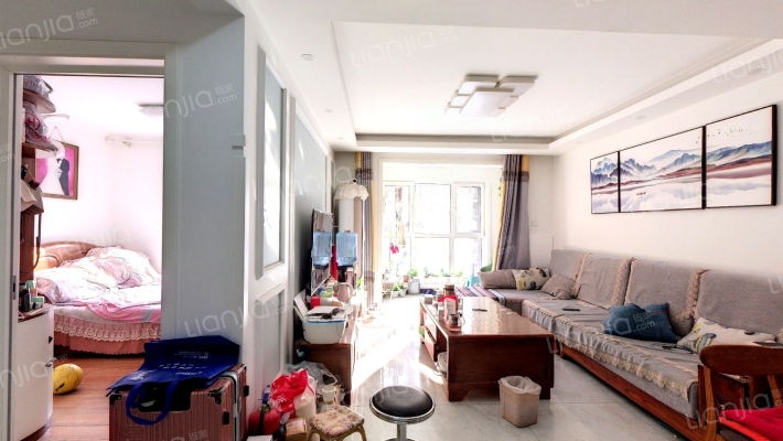 房子是精装修，房本満二，带车位，采光也还行。-客厅