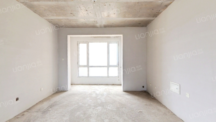 南北双通透大三居，毛坯房 可随时装修 房本满二-客厅