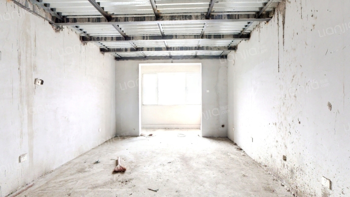 此房是单位房 质量过硬 南北通透 户型方正 没有浪费-客厅