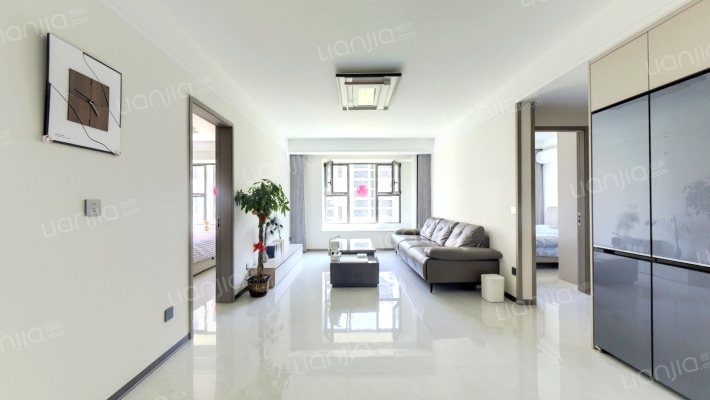 本房是经典的四叶草户型，南北三通透，双明卫，好楼层-客厅