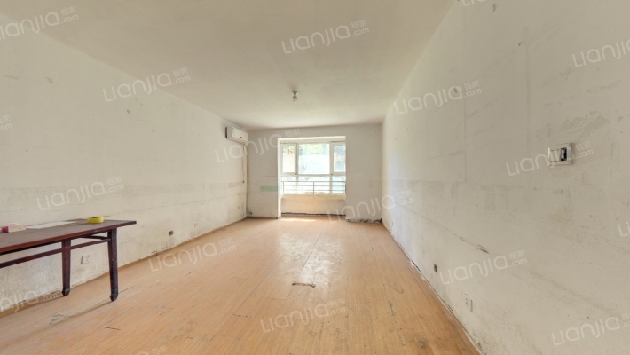 新出好房，南北通透大三居室，集中供暖，配套齐全。-客厅