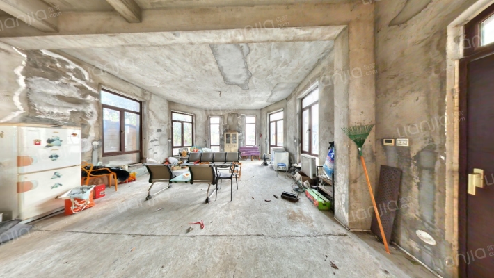 龙泊圣地二手房实景图