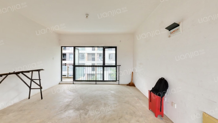 滇池卫城尚层二手房实景图