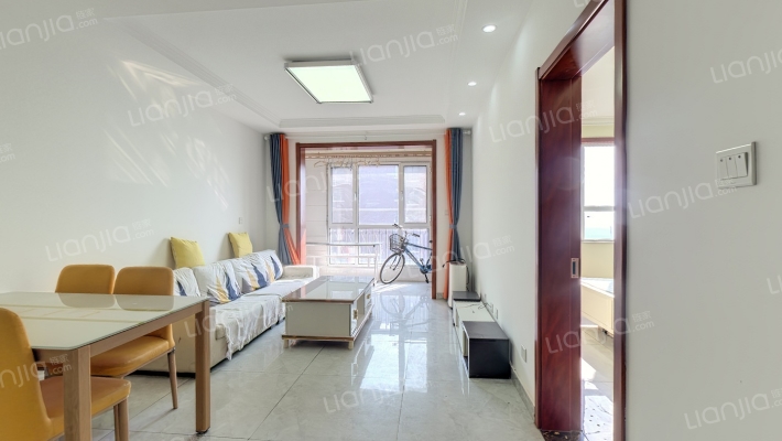 业主诚意出售 南向装修两居 楼层和采光不错的-客厅