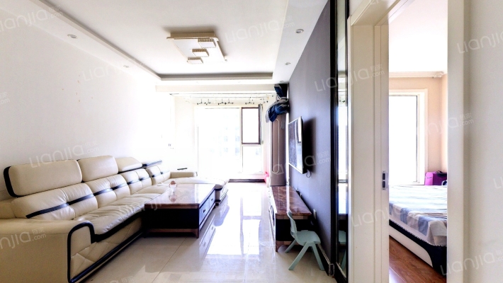 精装修 满二 中层 拎包入住 南向大2居 装修时间长-客厅