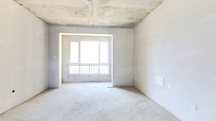 中间楼层，南北通透三居，毛坯随意装带地下车位-客厅