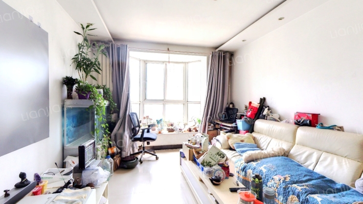 此房出门便是冠云路主路，房本满二，采光好。-客厅