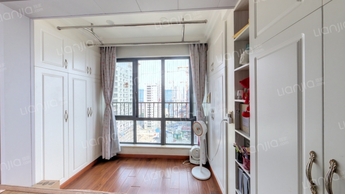 聚英公寓二手房实景图