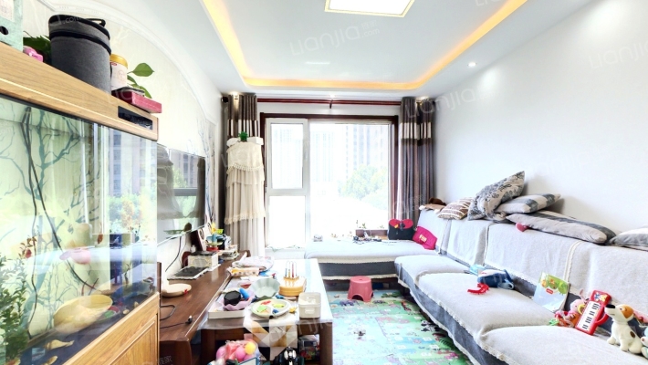 此房东南两居室，户型方正，配套齐全，出行方便。-客厅