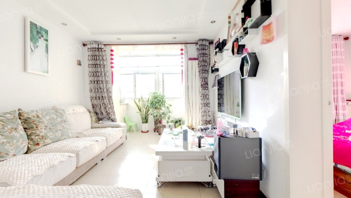 得房率高南北阳台不算在房本面积的，环境好-客厅