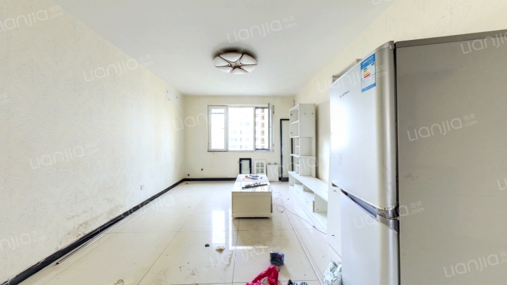 南北通透小三居室，明厨明卫 ，中间楼层 。-客厅