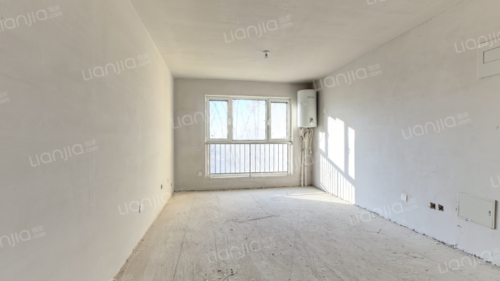 急售三利c区南北向三居，毛坯满二，价格美丽-客厅