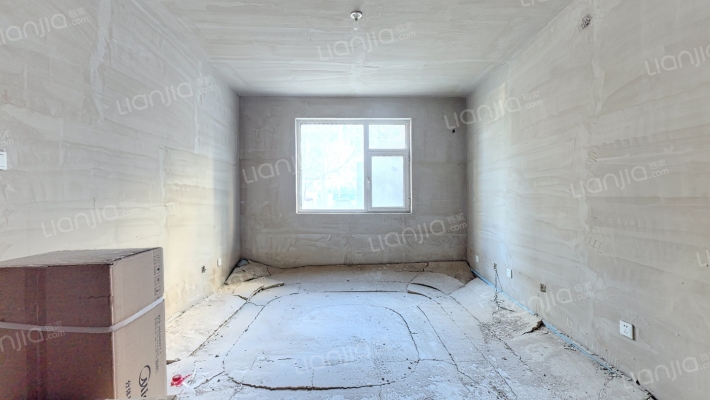 一层带小院的房子 毛坯房 一次没住 业主诚心出售-客厅