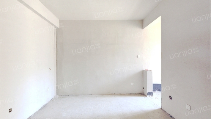 此房是正规的朝南一居室，采光充足，无遮挡-客厅