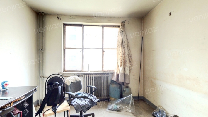 本房所在社区大约30栋楼，园林社区，有健身器材和滑梯-客厅