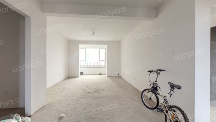 小区自带幼儿园，高铁洋房大三居，随时看房-客厅