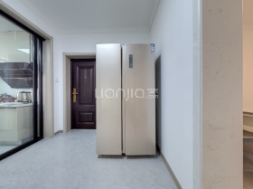 一楼带院子开门，有一间12平房有阳光房，好贷款