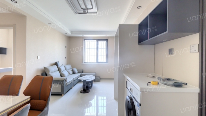 此房是新证，业主包满二过户，精装修，可拎包入住。-客厅