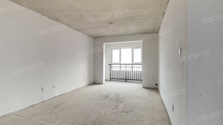 房本满二，带一个产权车位和地下室，好楼层 全天采光-客厅