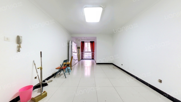 德信公园西侧，名流五期 大三居，集体供暖，低楼层-客厅