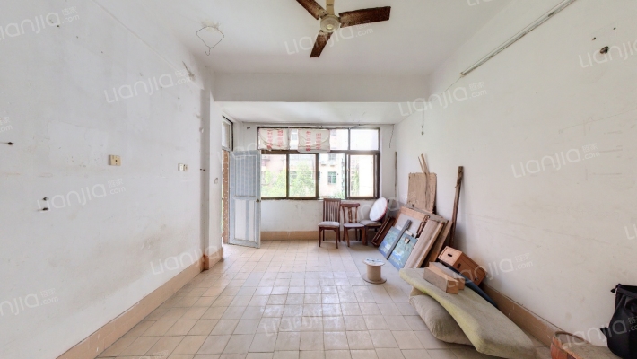 傍海小区二手房实景图