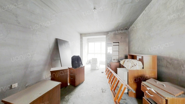 此房板楼，一梯两户的，小区地上免费停车位多-客厅