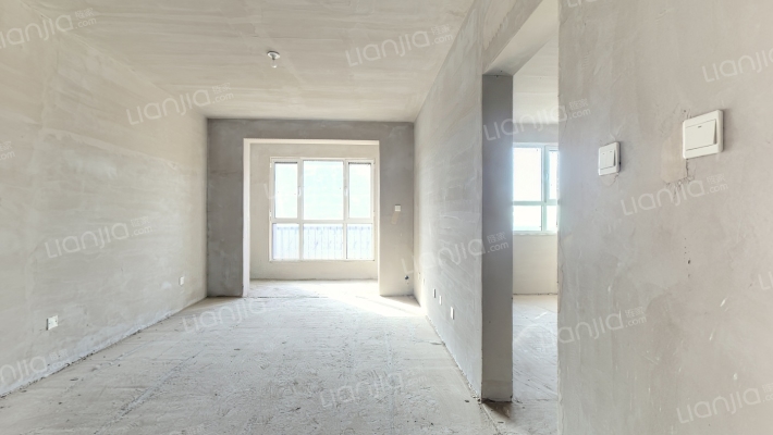 牛津花园三居室 离大门口近 毛坯随心装修-客厅