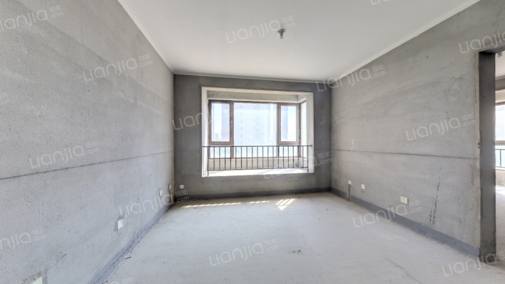 出售天伦湾嘉园小区，集中供暖，朝南二居室。-客厅