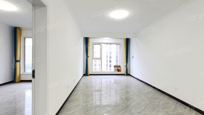 此房朝南两居室.户型方正，配套齐全，出行方便.-客厅