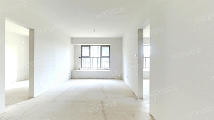 本房是经典的四叶草户型，房本满二南北三通透，双明卫-客厅