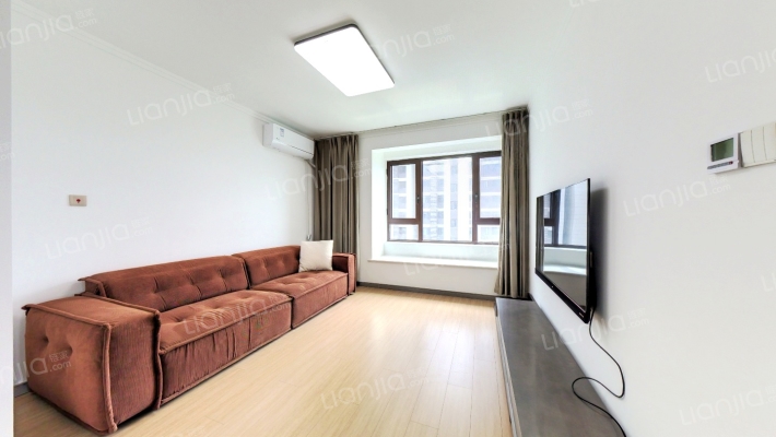 此房户型南北通透，采光充足，在小区西边单元更安静-客厅