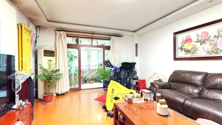 此房位置在政法街。南北通透，采光好-客厅