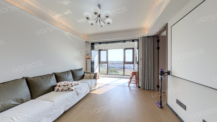 万科坤和·湛蓝云镜二手房实景图