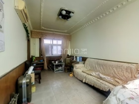 神马大酒店旁边：一楼带院。两室一厅80平，大通阳台！