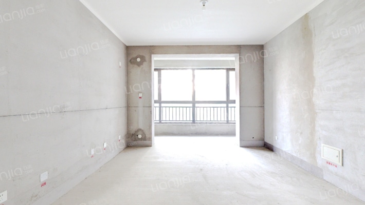 华阳路旁 天伦湾集中供暖社区 通透三居急售-客厅