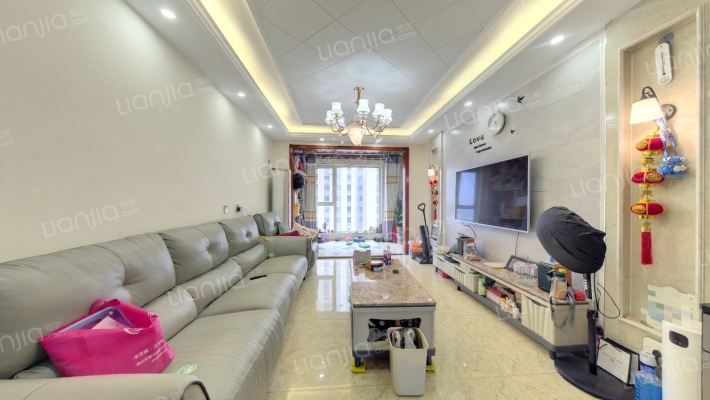 此房是精装修的，中高楼层全天采光-客厅