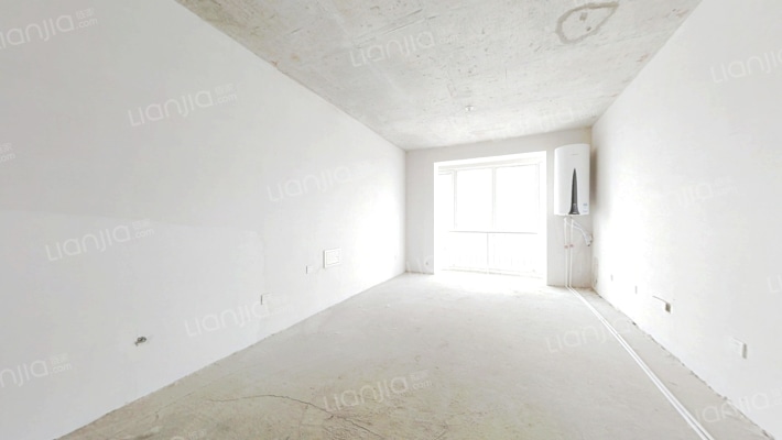 本房为经典全南两居户型，格局方正，小区中间位置-客厅