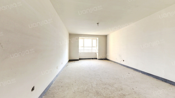 满二，三居室，集中供暖，采光好，优质房源！-客厅