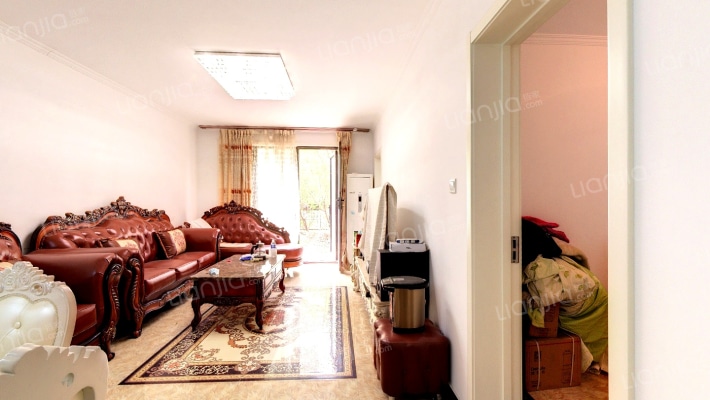 一层带小院，有装修拎包入住。。-客厅