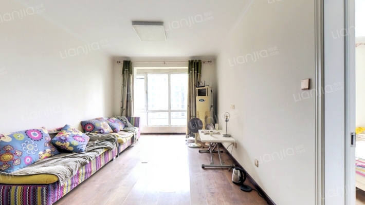 花园小区封闭管理，房子户型方正采光充足-客厅