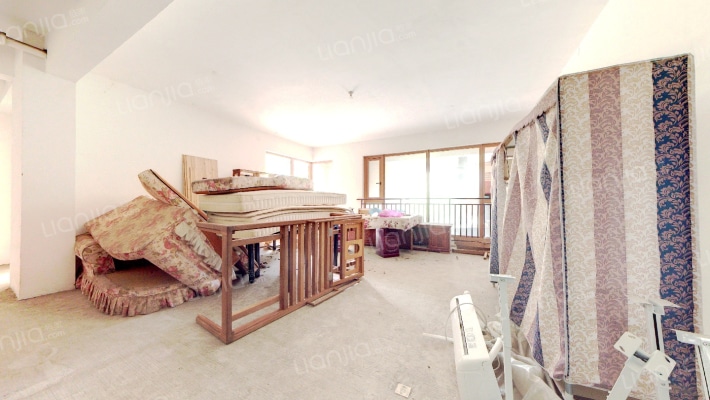 麓山国际茵特拉肯B区二手房实景图