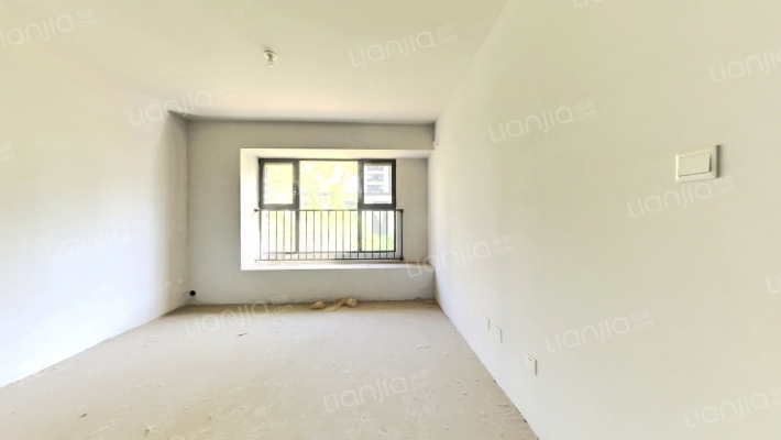 房本满二 采光好 通透三居双卫-客厅