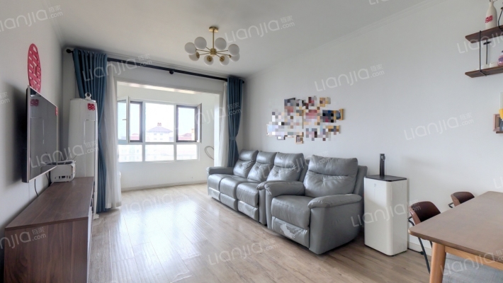 此房房本在手 房龄新 一梯两户布局 南北通透-客厅