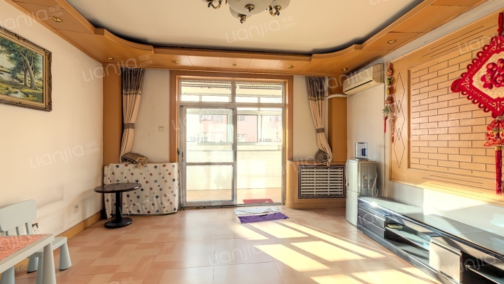 平安大街，好楼层，南北通透大三居80万-客厅