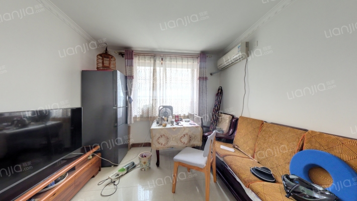 范阳路南北通透 两居室，中间楼层采光好-客厅