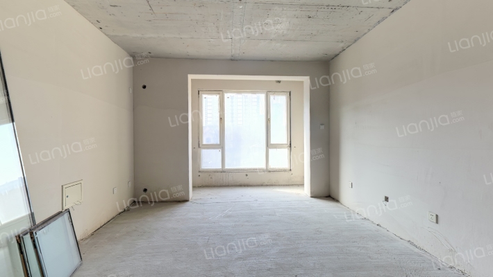 此房是南北通透大三居，户型好 无遮挡，交通便利..-客厅